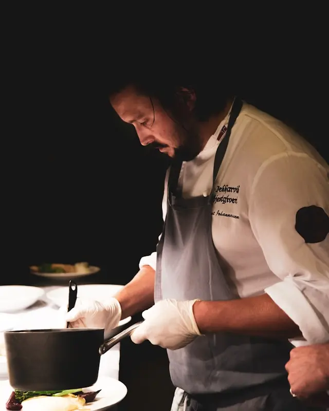 Chef pâtissier dressant un gâteau